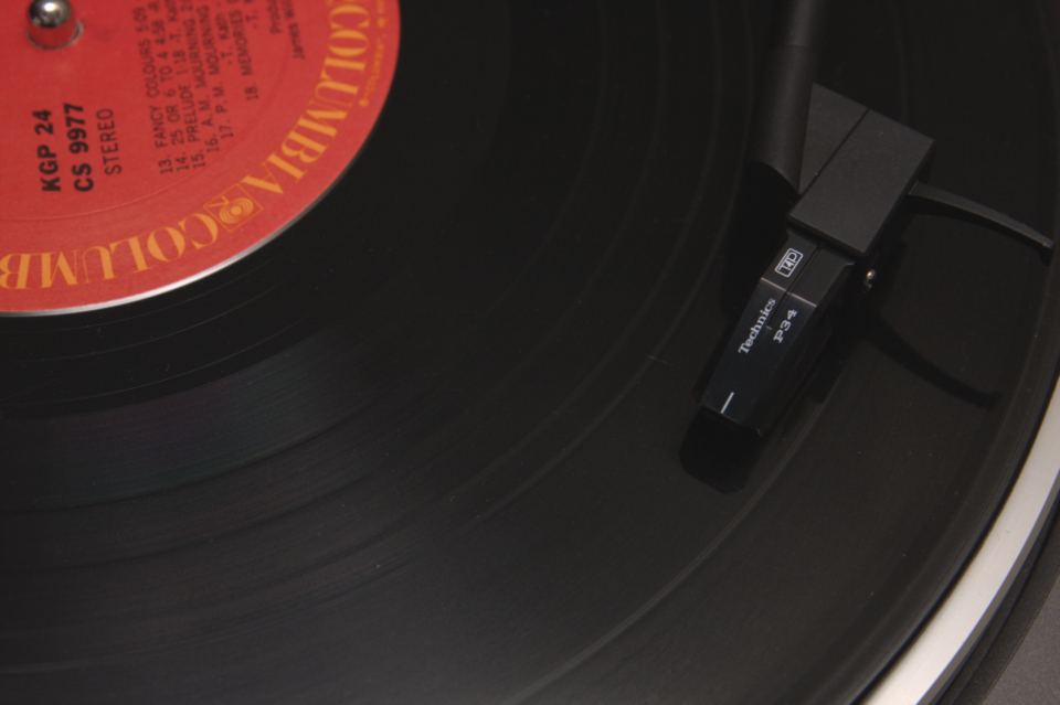 Kırmızı Columbia Vinil Plak ve Pikap: Analog Sesin Nostaljik Yolculuğu