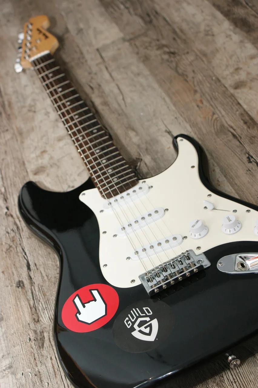Kırmızı elektrikli gitar detay fotoğrafı - rock enstrümanı