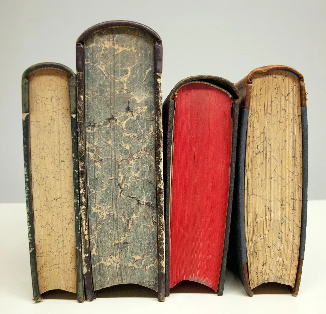Kırmızı eski kitap kapağı - antik kütüphane