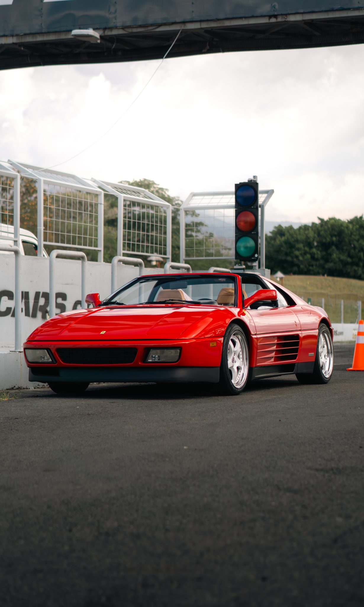 Kırmızı Ferrari 348 Spider Yarış Pisti Üzerinde Klasik Spor Araba Görüntüsü
