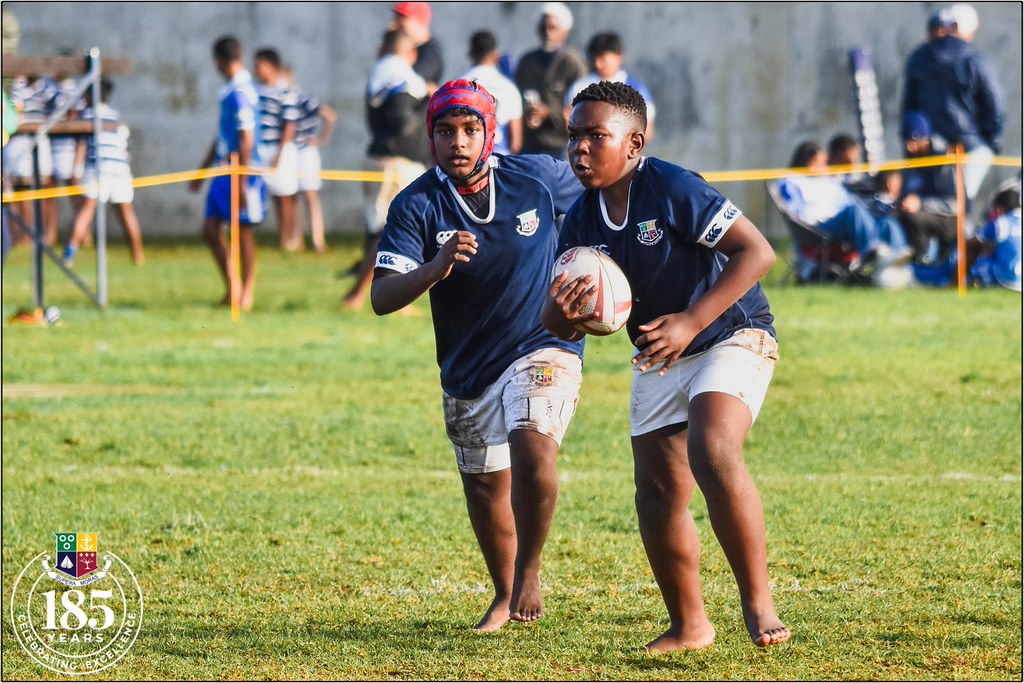 Kırmızı Kafalıkla Rugby Eğitimi: Genç Sporcuların Saha Üstündeki Mücadelesi