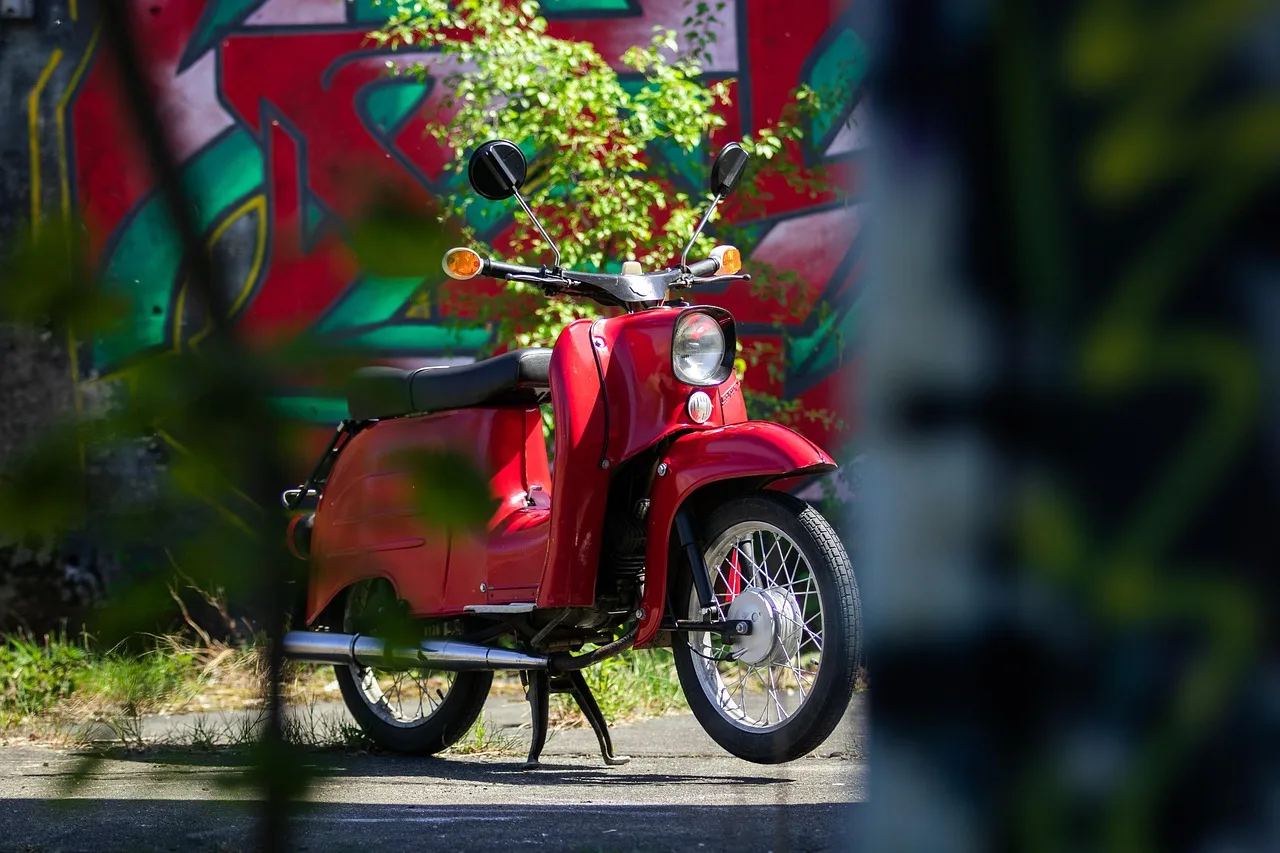 Kırmızı klasik motosiklet retro dış mekan