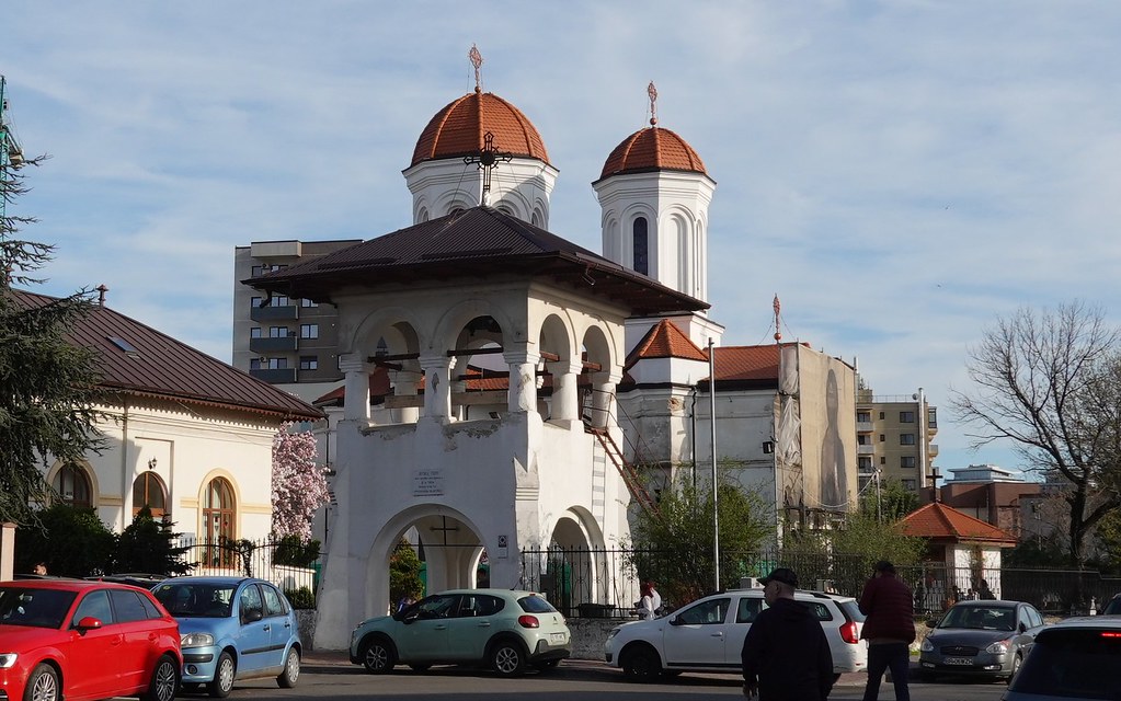 Kırmızı Kubbeli Tarihi Kilise ve Çan Kulesi ile Şehir Sokak Manzarası