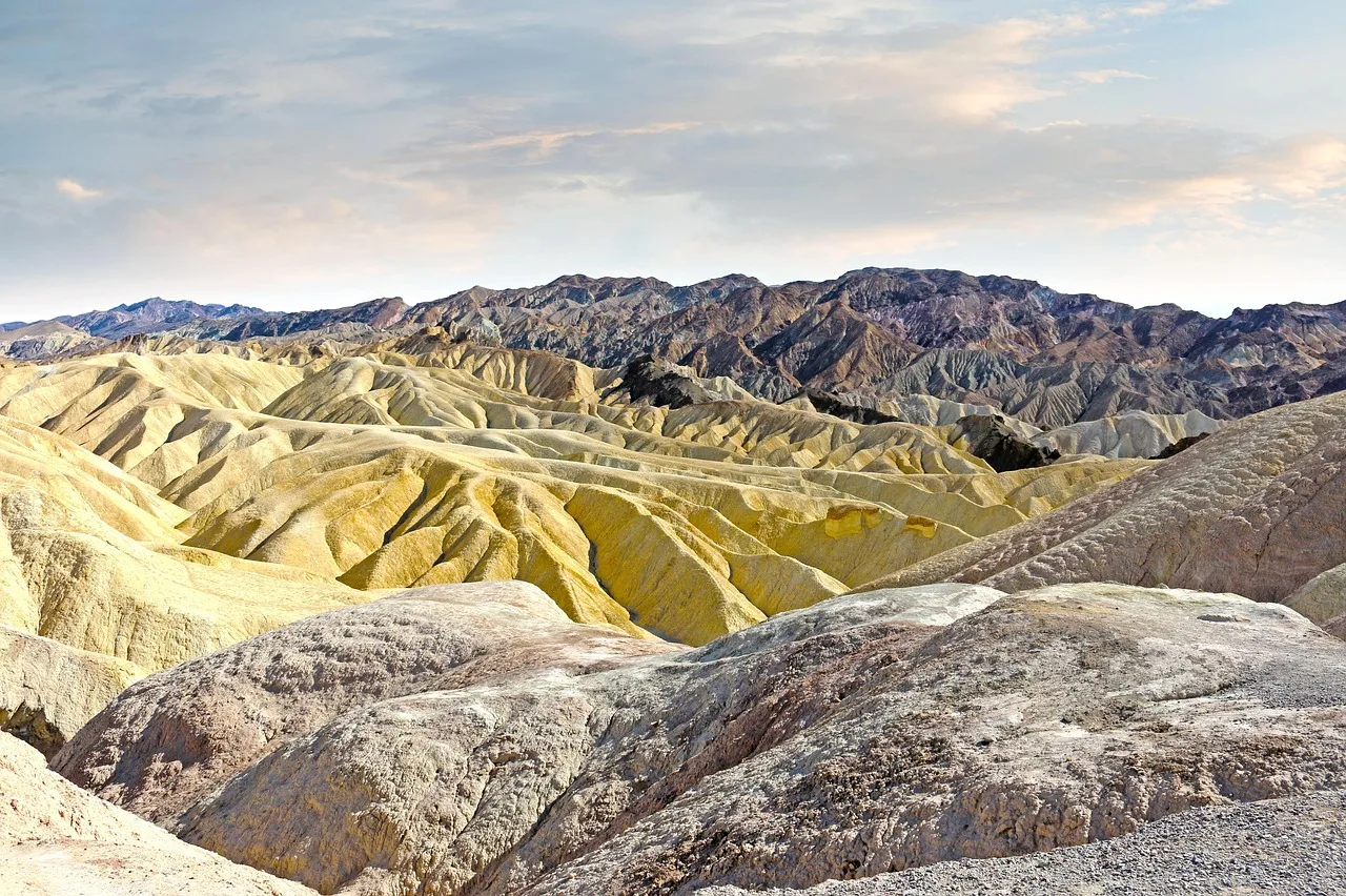 Kırmızı kumtaşı dağ sırtı - Zabriskie Point fotoğrafı