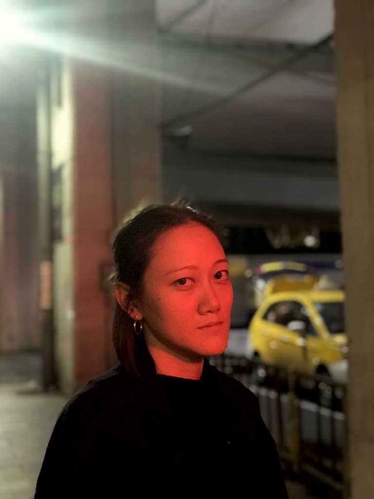 Kırmızı Neon Işığında Aydınlanmış Kadın Portresi ve Arka Plandaki Sarı Taksi