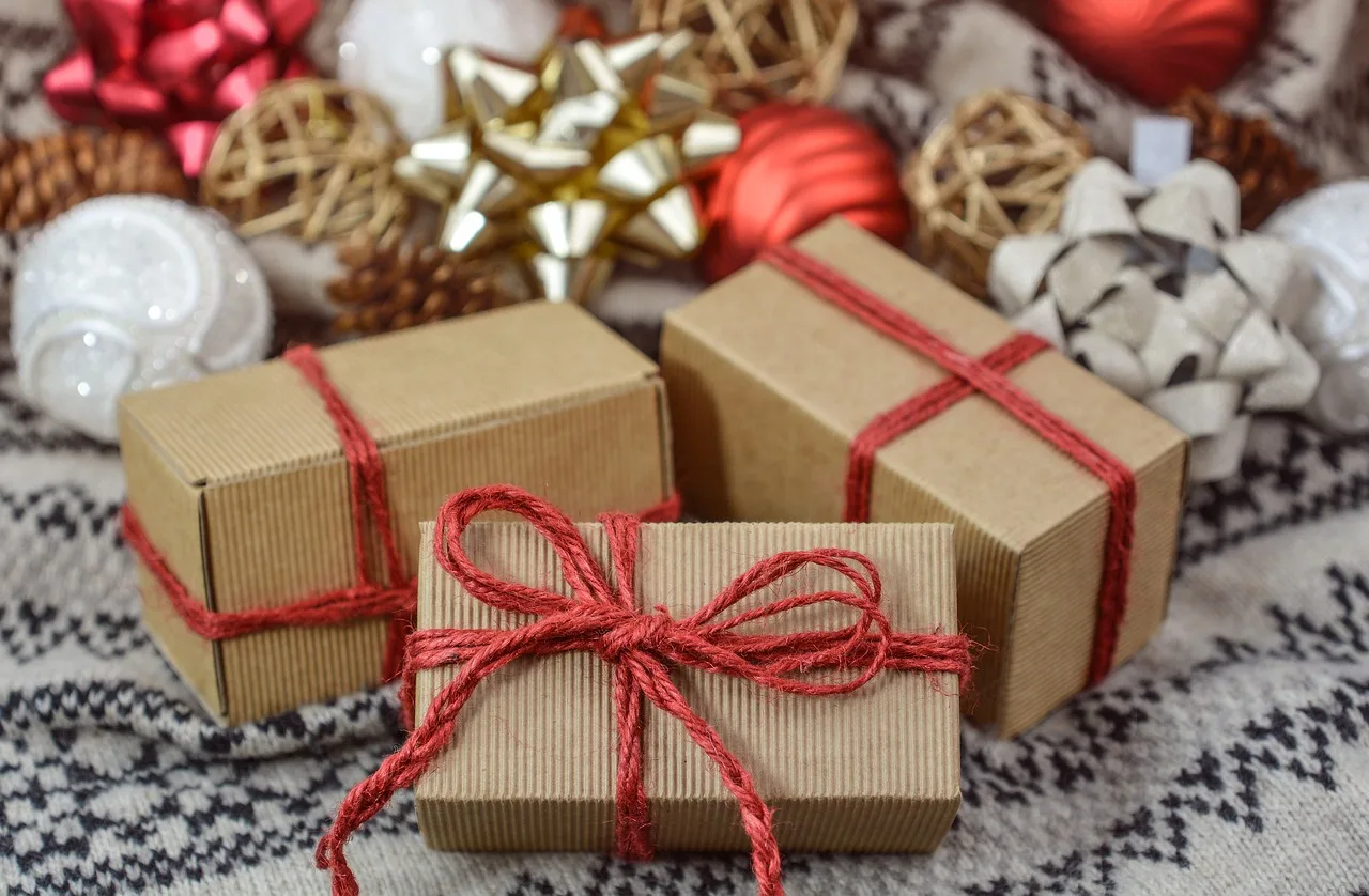 Kırmızı Noel dekorasyonu kutlama fotoğrafı