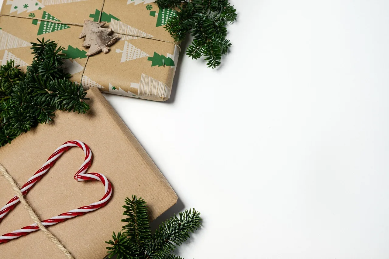 Kırmızı Noel hediyesi paketleri duvar kağıdı