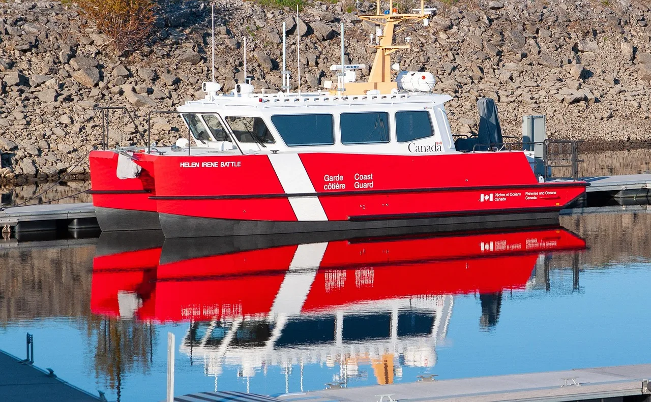 Kırmızı sahil güvenlik botu marina liman fotoğrafı