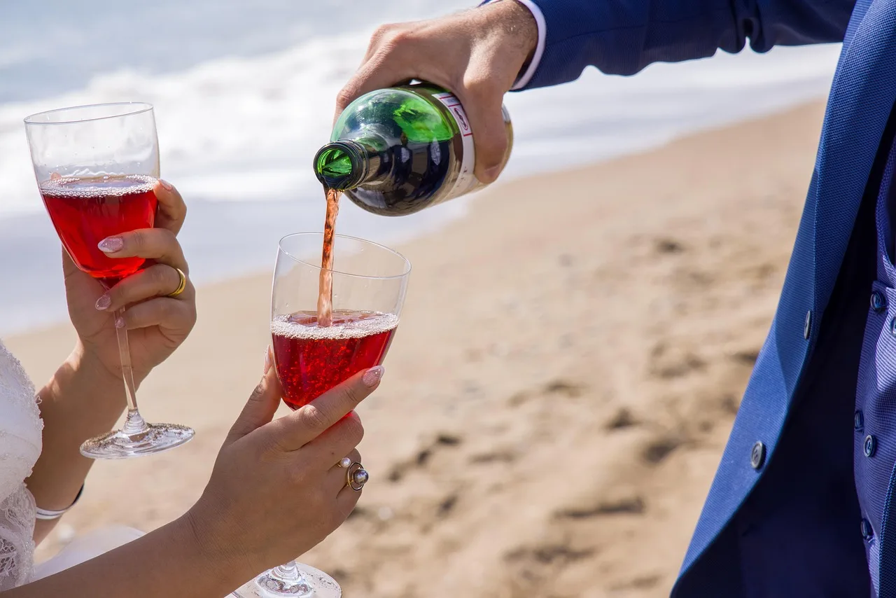 Kırmızı şarap dökme anı - şık kadehler