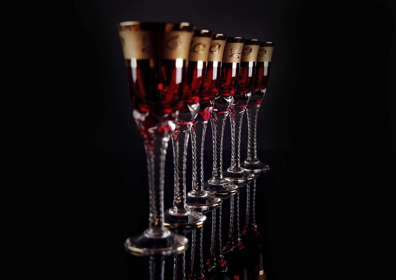 Kırmızı şarap dolu kristal kadeh fotoğrafı