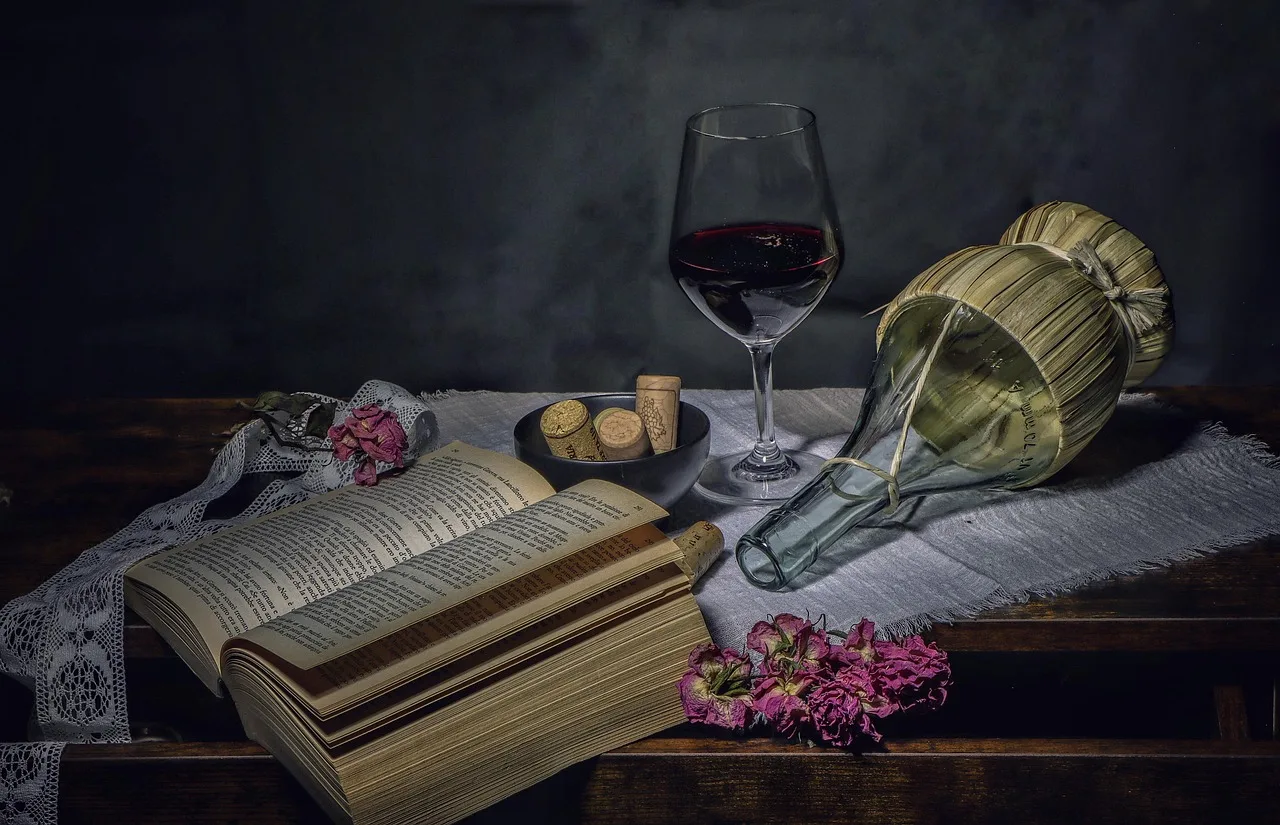 Kırmızı şarap şişesi ve kitap - vintage still life
