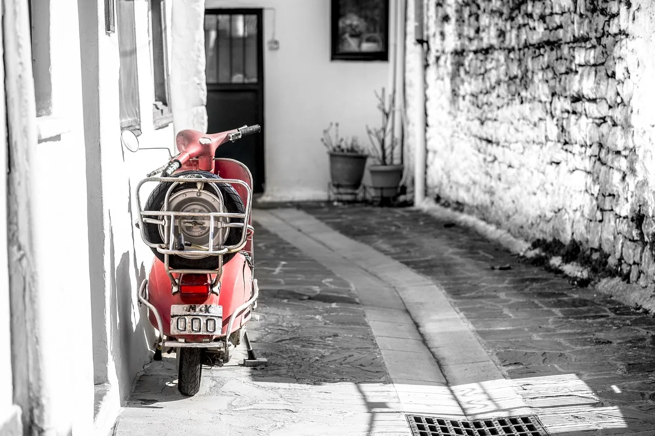 Kırmızı Vespa ile Yunanistan'ın dar sokaklarında bahar keyfi