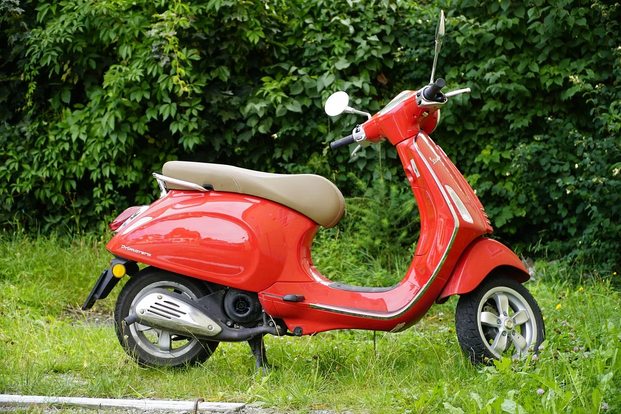 Kırmızı Vespa Primavera scooter klasik motor fotoğrafı