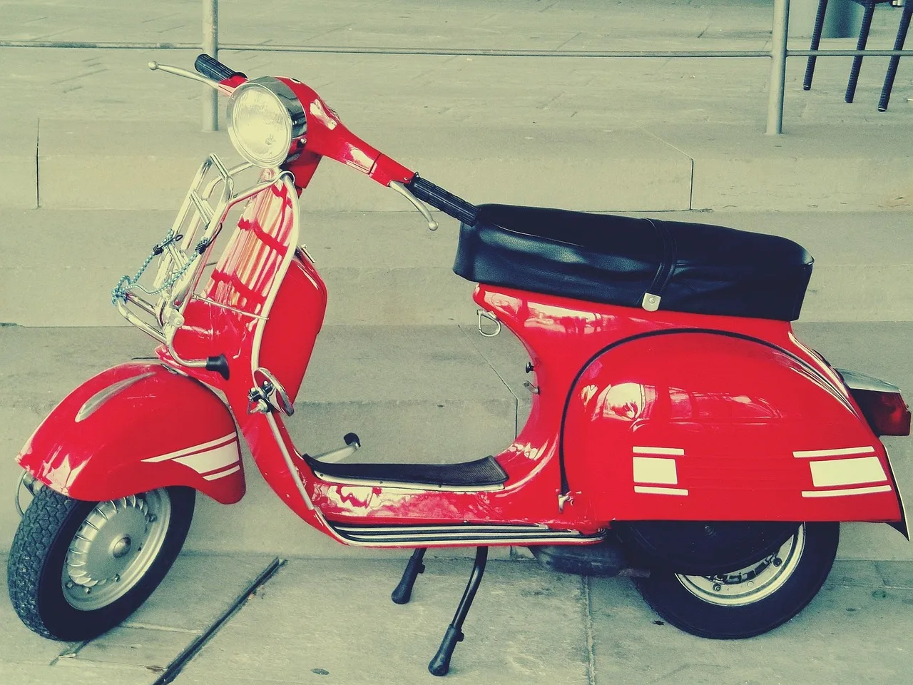Kırmızı Vespa scooter fotoğrafı - retro parkta