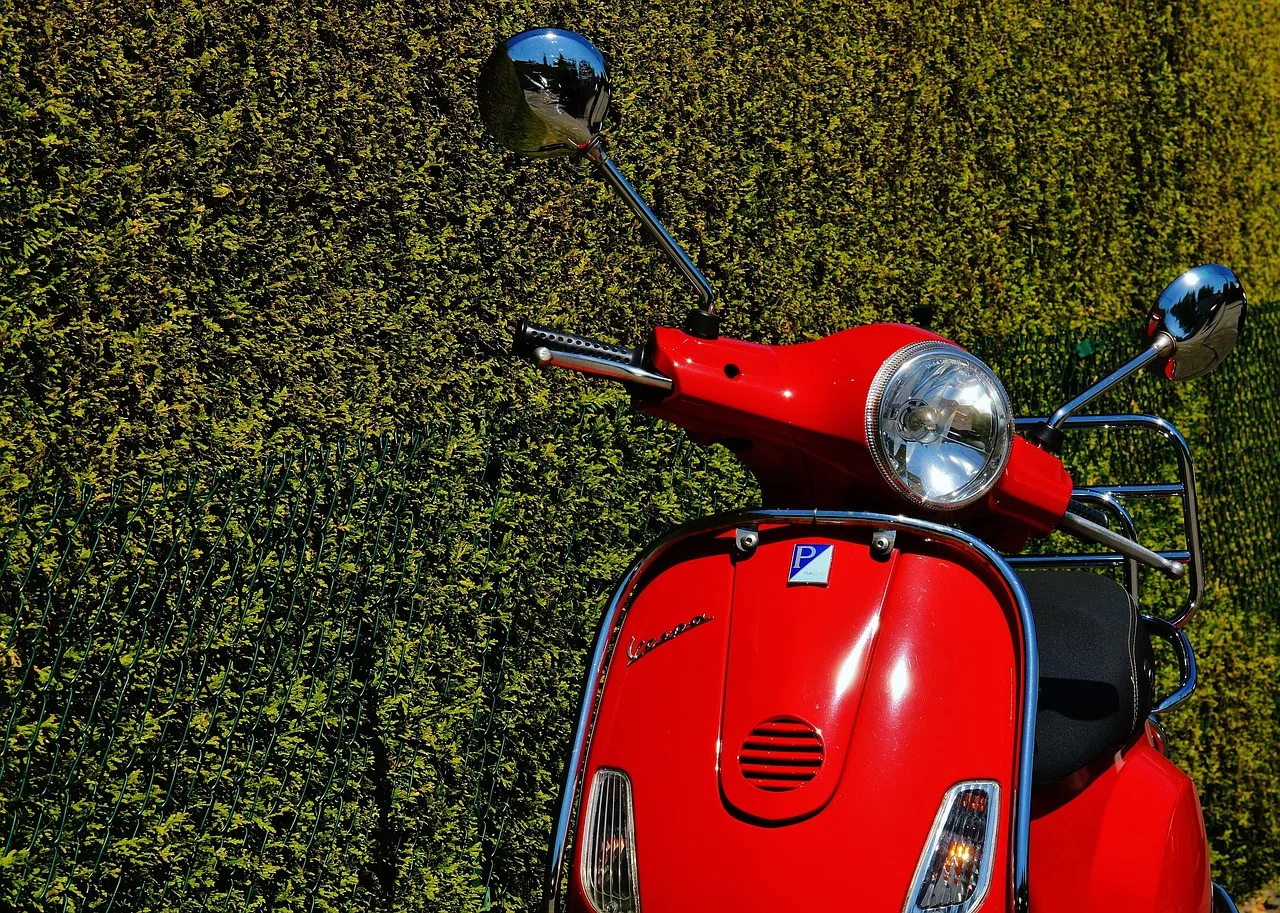 Kırmızı Vespa scooter fotoğrafı - şehir içi hız