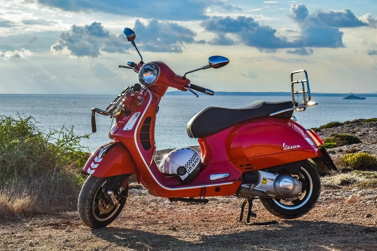 Kırmızı Vespa scooter klasik fotoğrafı - İtalyan tarzı