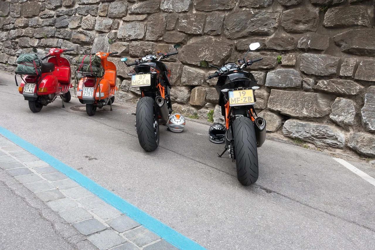 Kırmızı Vespa scooter - retro klasik motor Kırmızı Vespa scooter - retro klasik motor