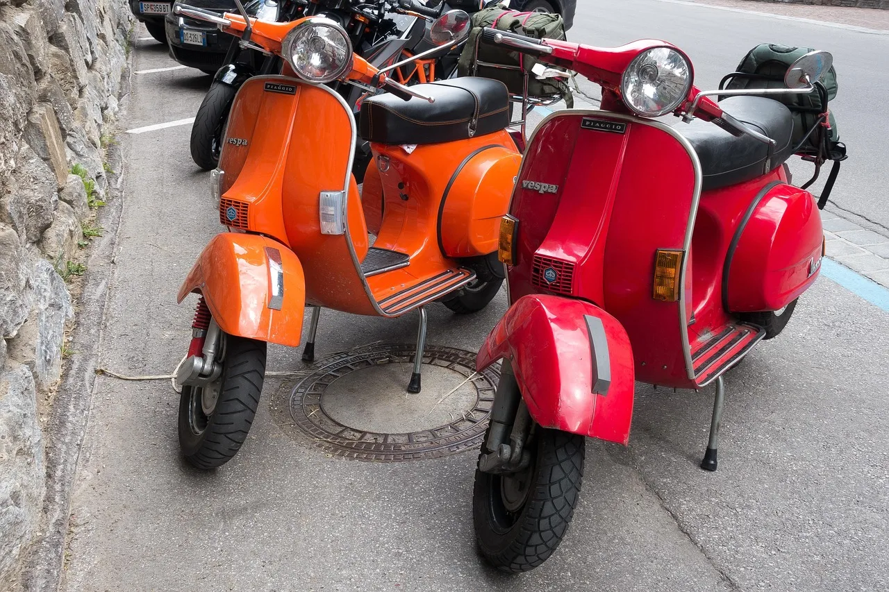 Kırmızı Vespa scooter retro tarzı - klasik yolculuk