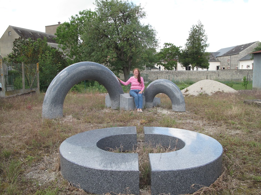 Kırsal Alandaki Dev Granit Noktalama İşareti Heykelleri ve Ziyaretçi