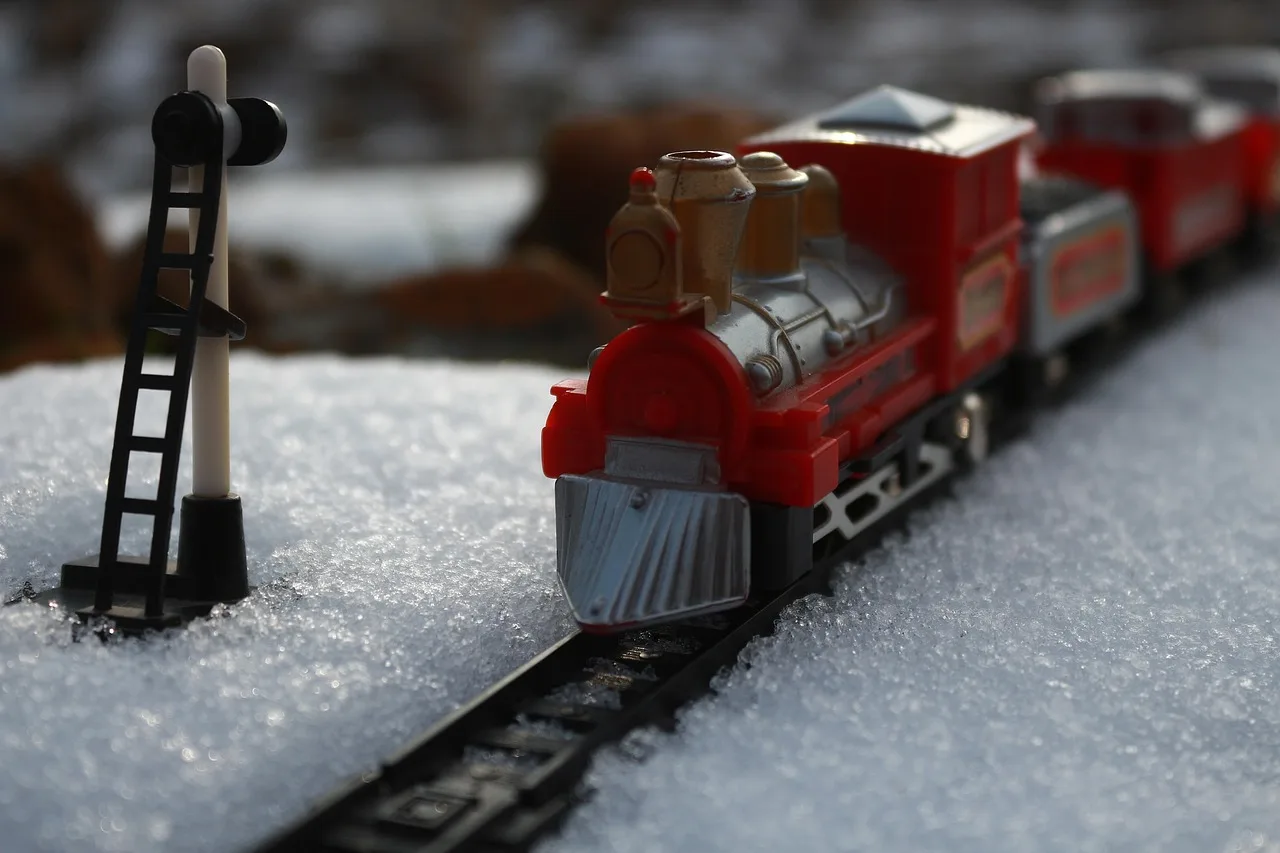 Kış temalı mini tren modeli - ray ve lokomotif
