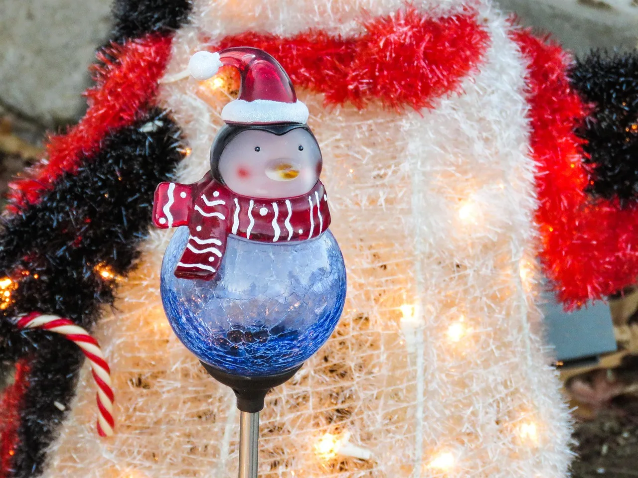 Kış temalı penguen şapkalı süslemeler - ışıklı Noel