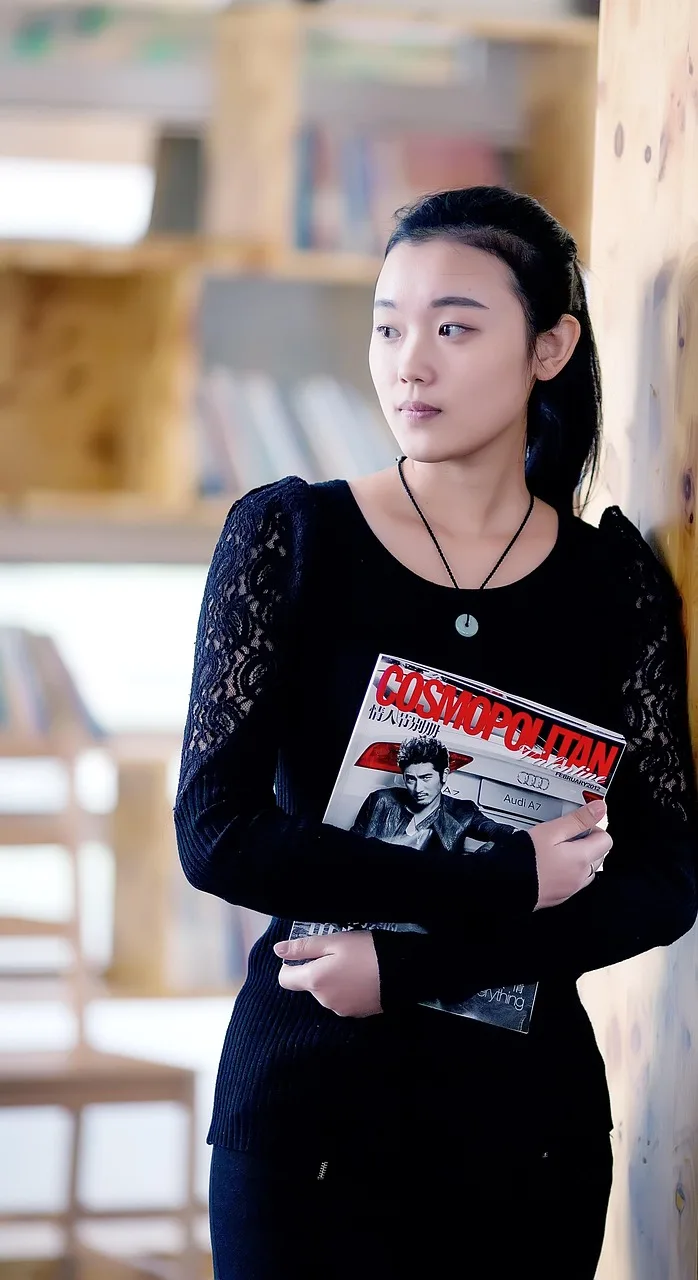 Kitap dolu kütüphane kadın portresi çalışma