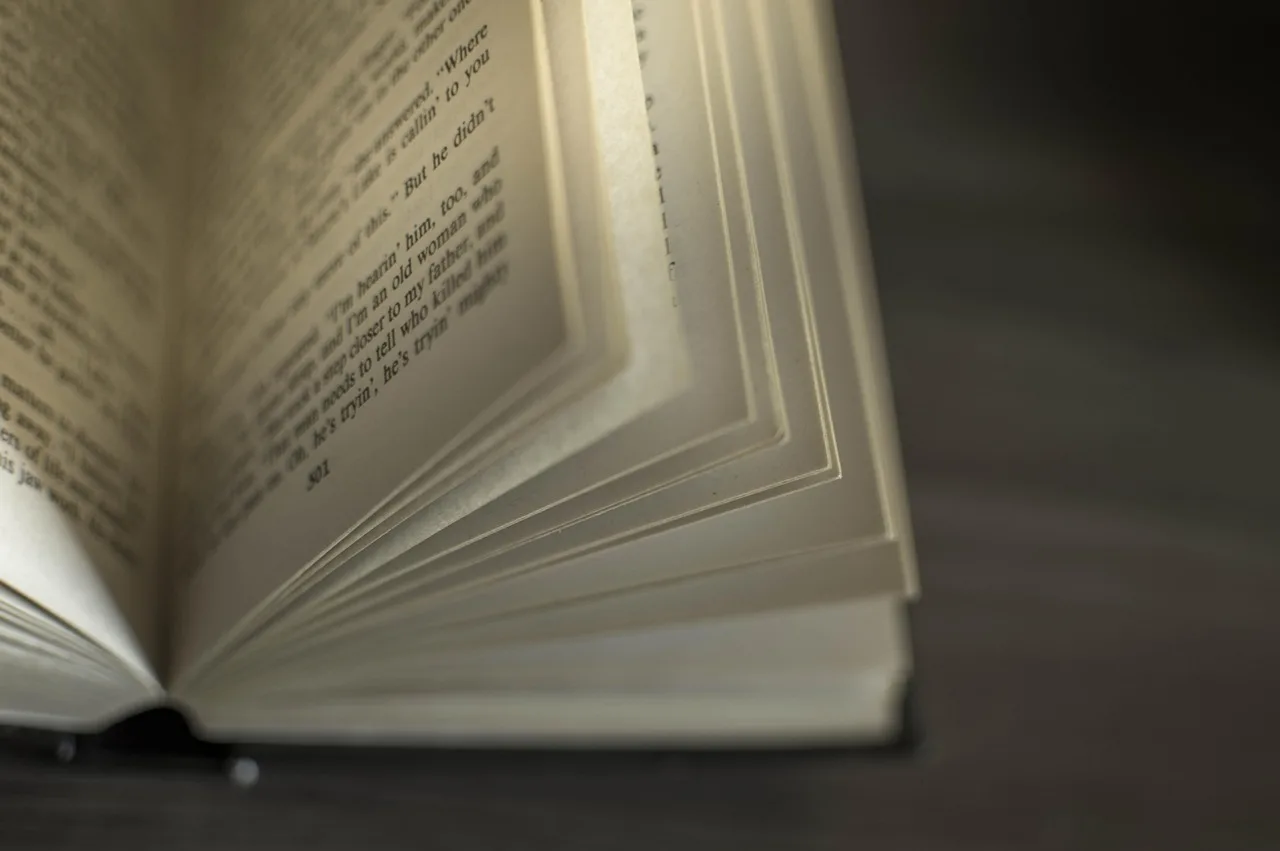 Kitap yığını masada - günlük obje fotoğrafı