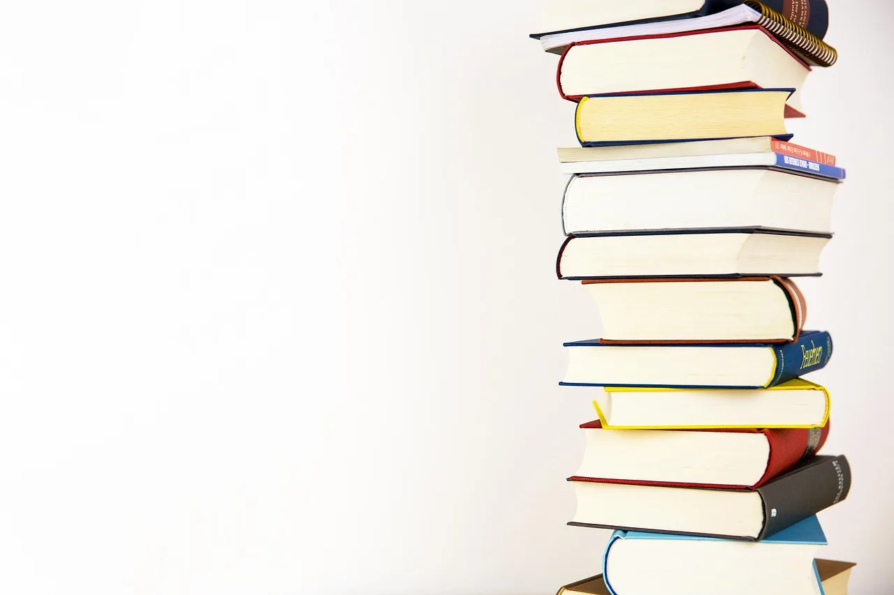 Kitap yığını ve öğrenme temalı stok fotoğrafı