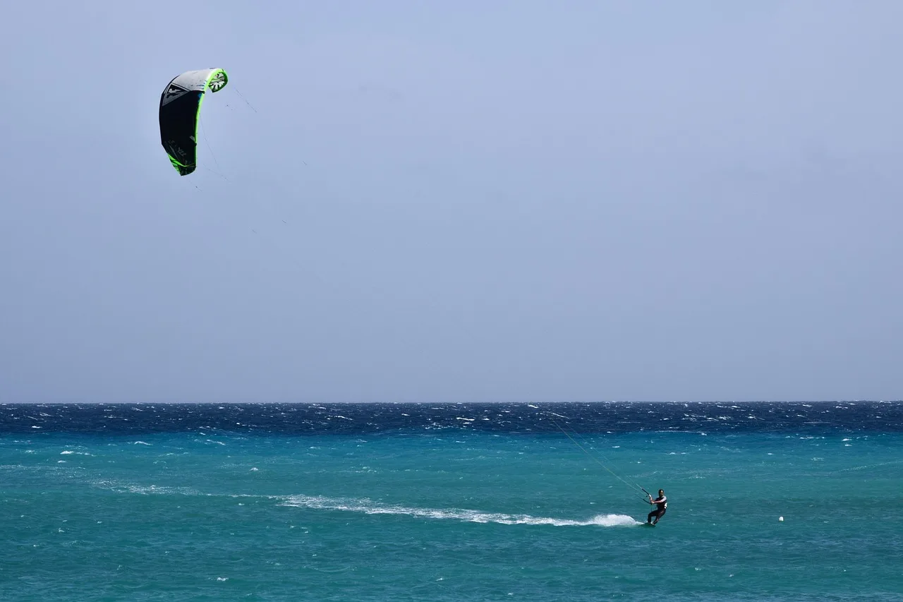 Kite sörf dalgalarında mavi deniz - ekstrem spor