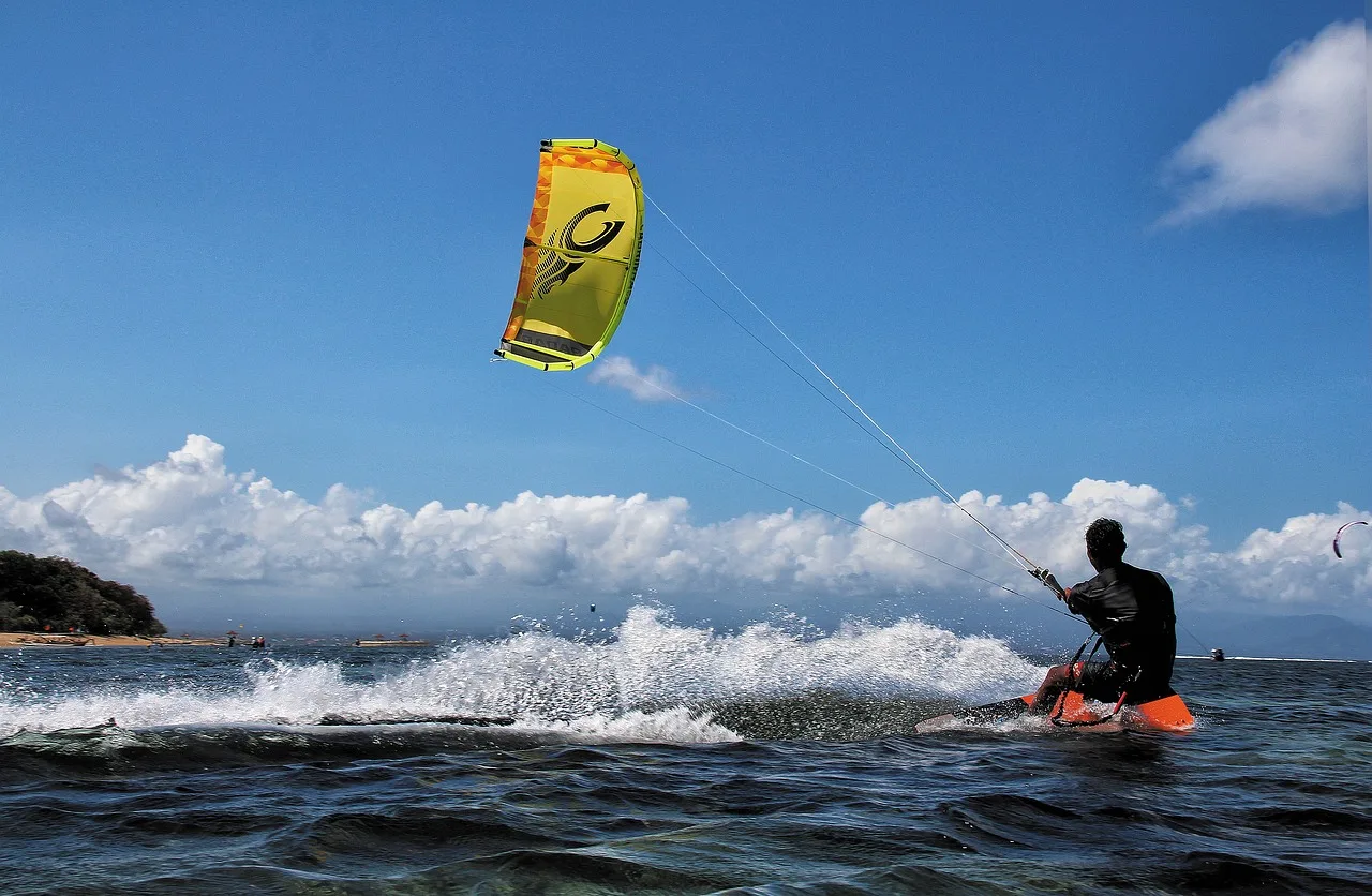 Kite surf Bali Sanur sahilinde aksiyon