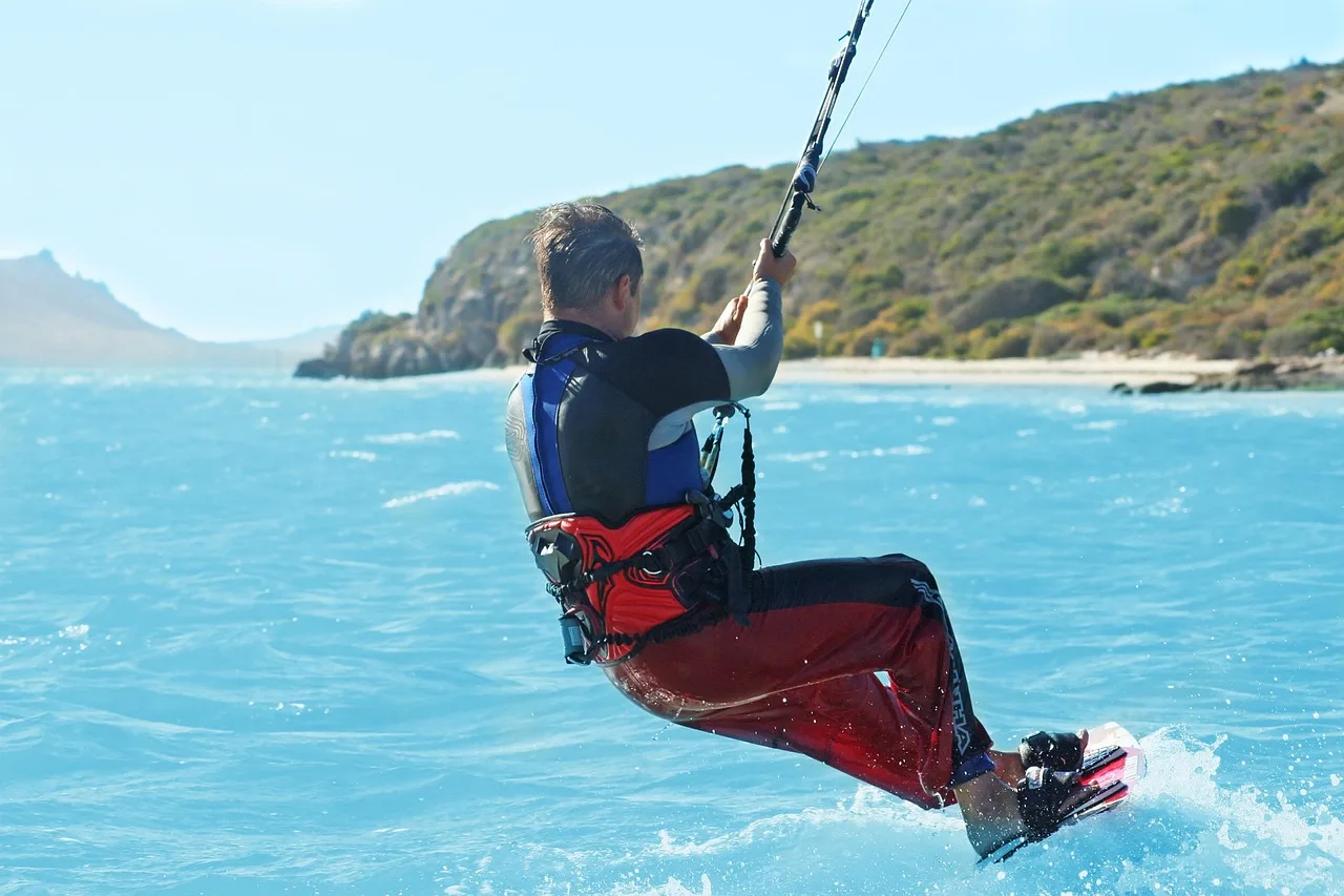 Kite surf yaparken rüzgarlı deniz manzarası