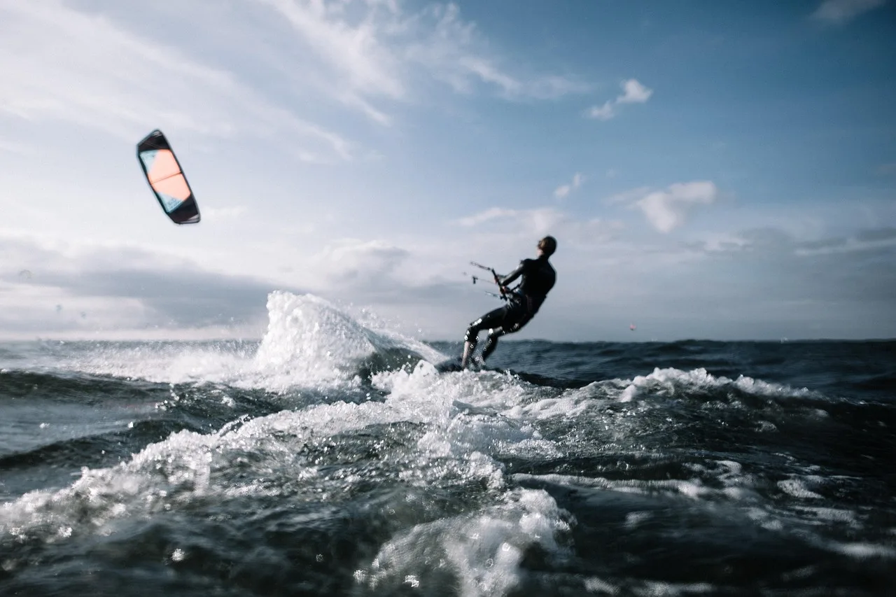 Kite surfçüsü dalgalarla mücadele - deniz sporu