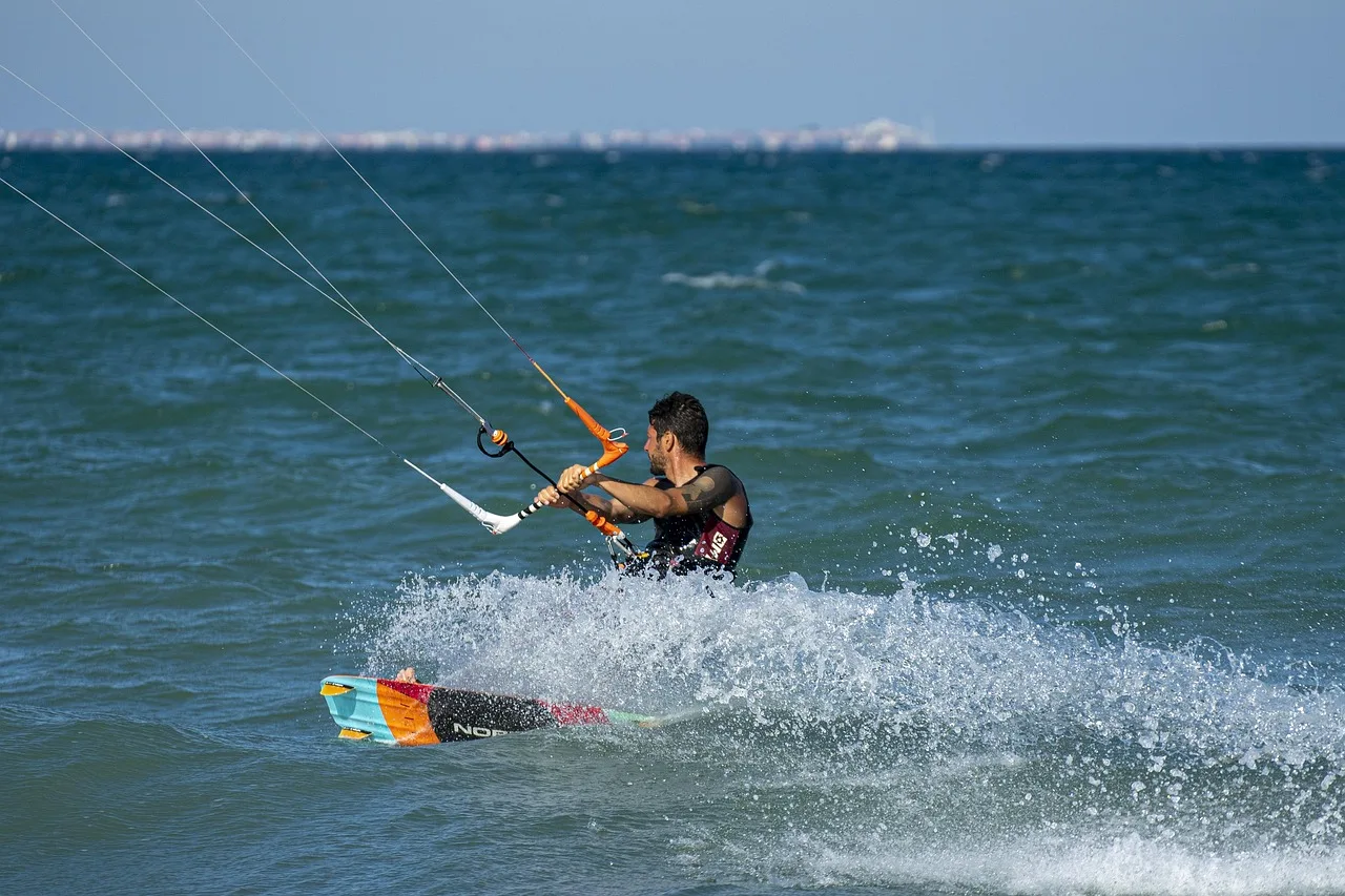 Kiteboard dalgasında rüzgarlı deniz sahnesi - ekstrem spor