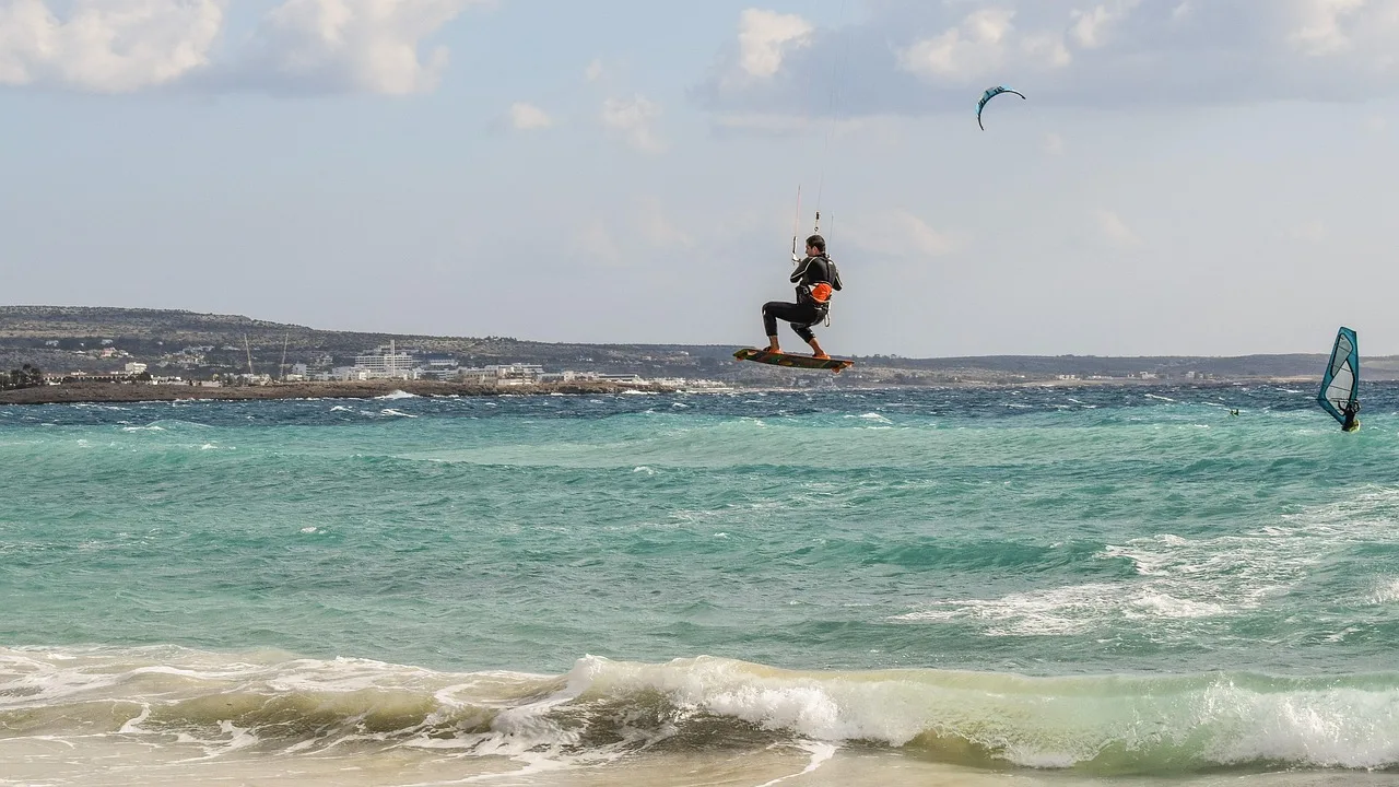 Kiteboard ile deniz üstünde adrenalin - özgür spor