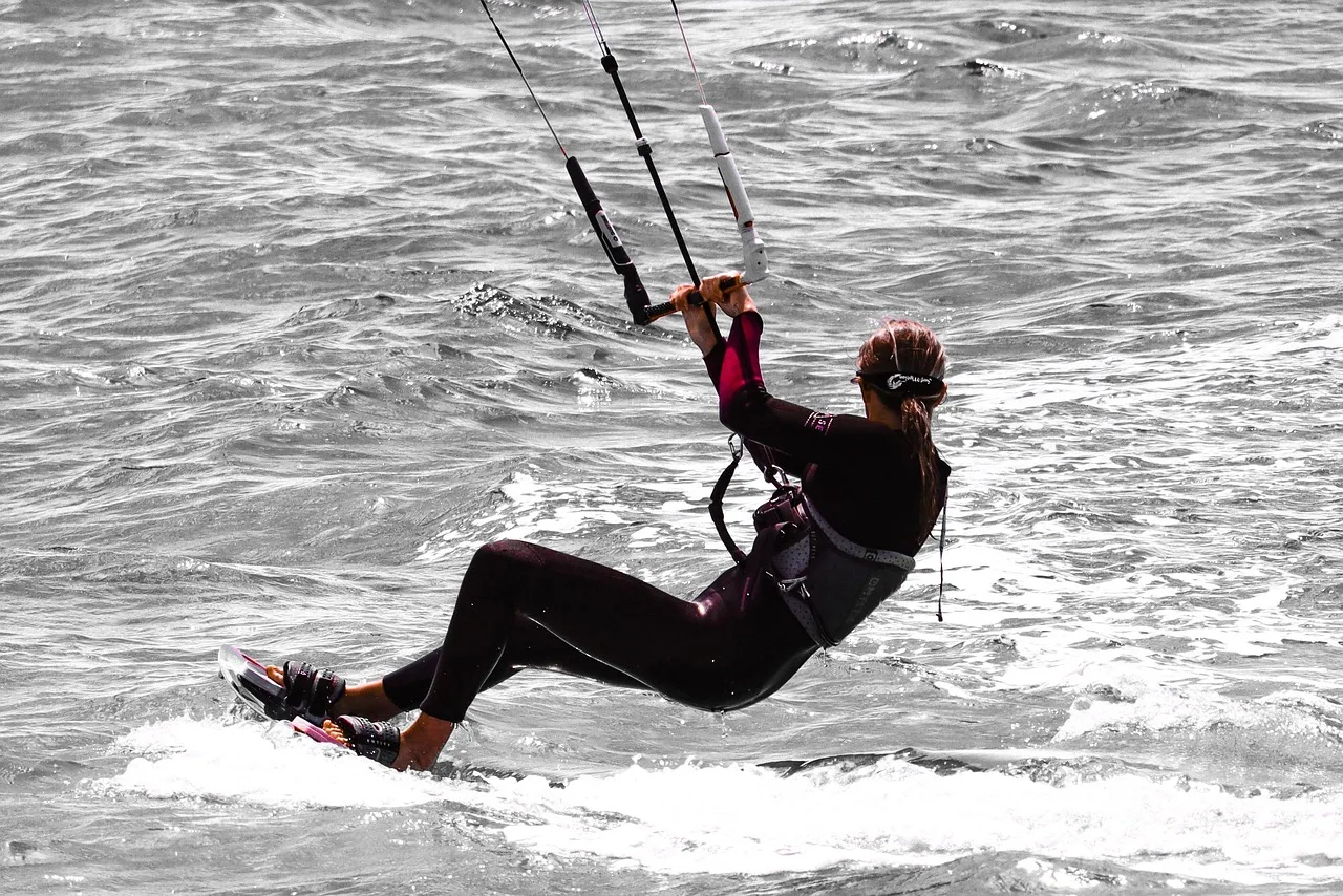 Kiteboard keyfi - deniz üzerinde adrenalinfest su sporu