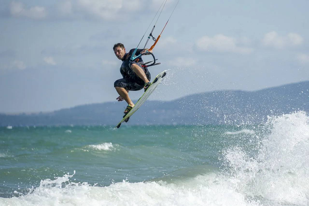 Kiteboard'lu adam dalgalarla mücadele - deniz sahnesi