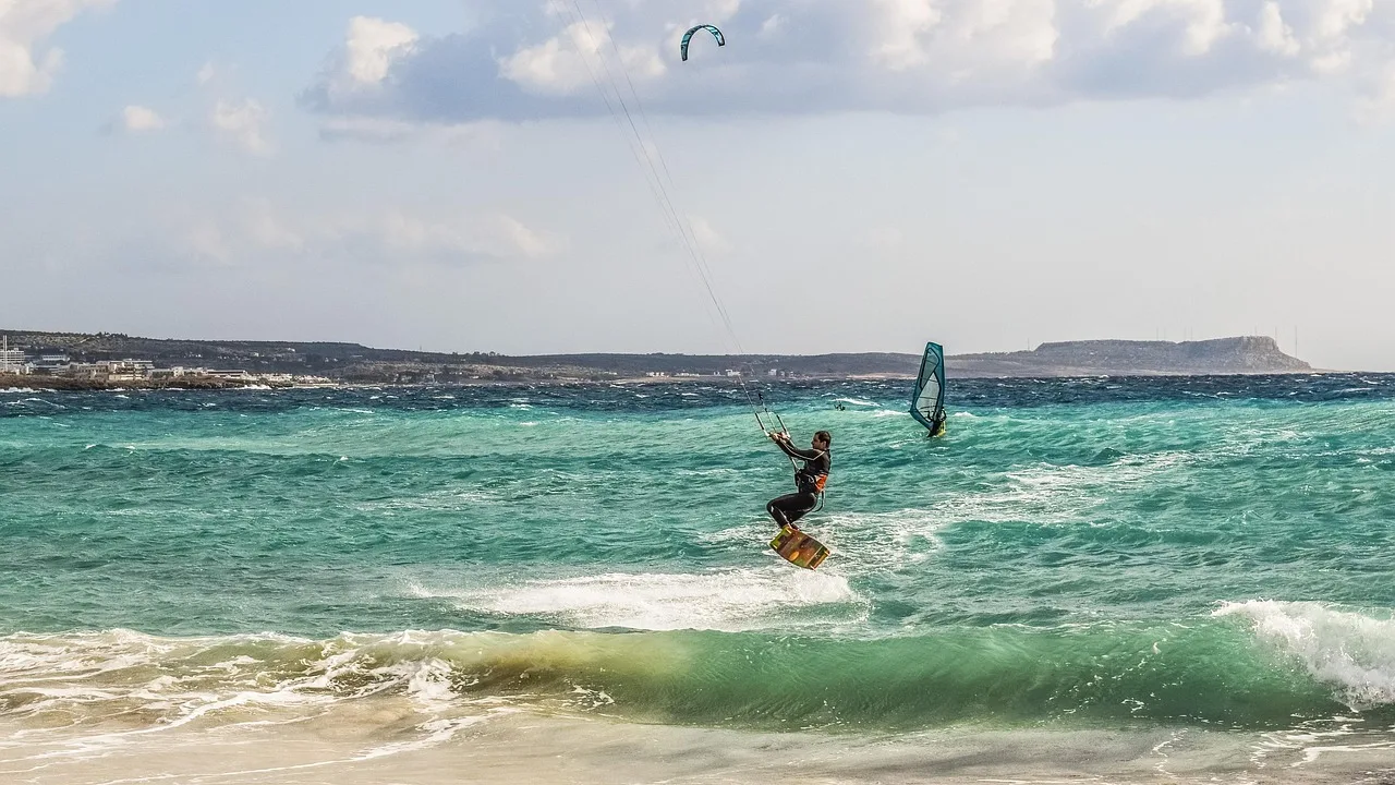 Kiteboardla dalga üzerinde adrenalin - su sporu