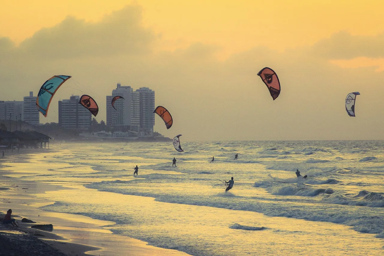 Kiteboardlu sörfçü sahilde dalgalarla mücadele - aksiyon