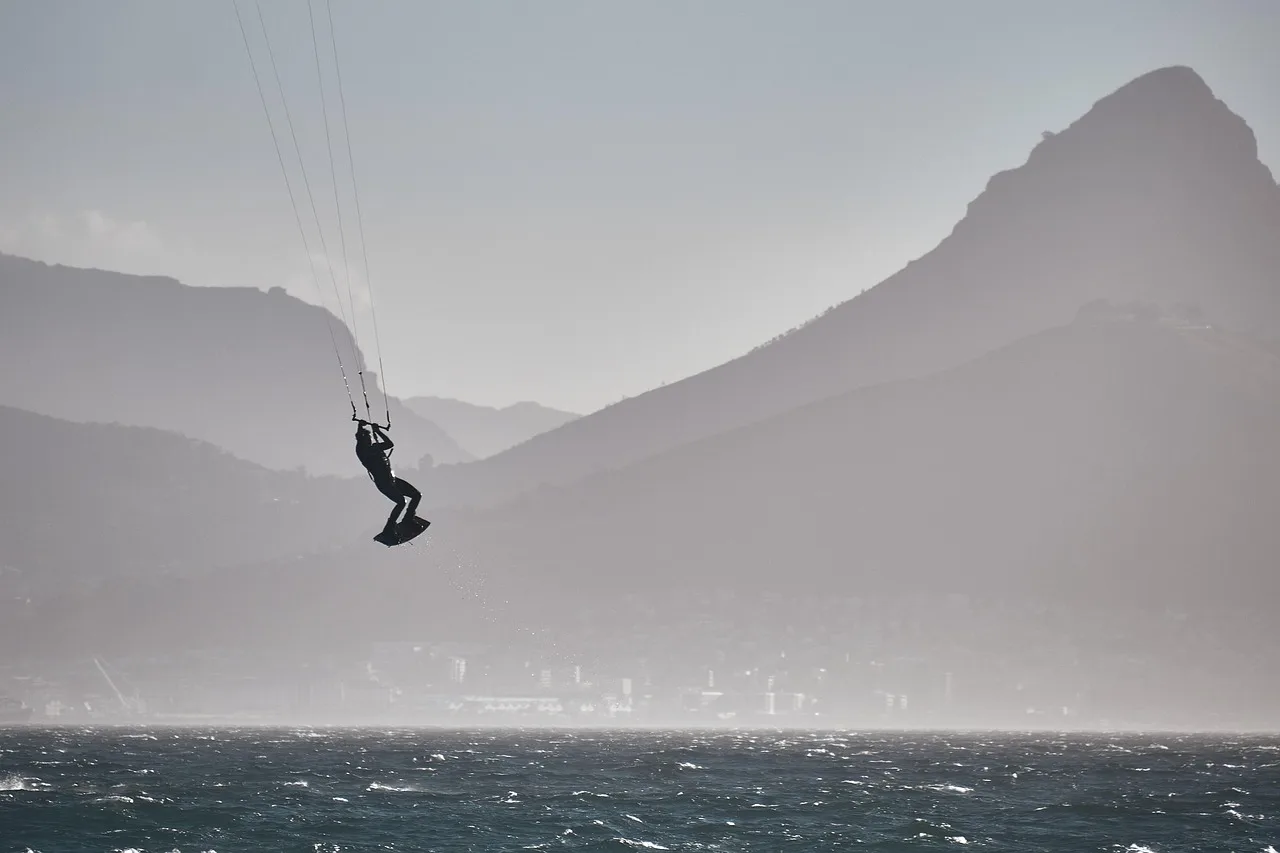 Kitesurfing tutkunları için dağlık deniz manzarası