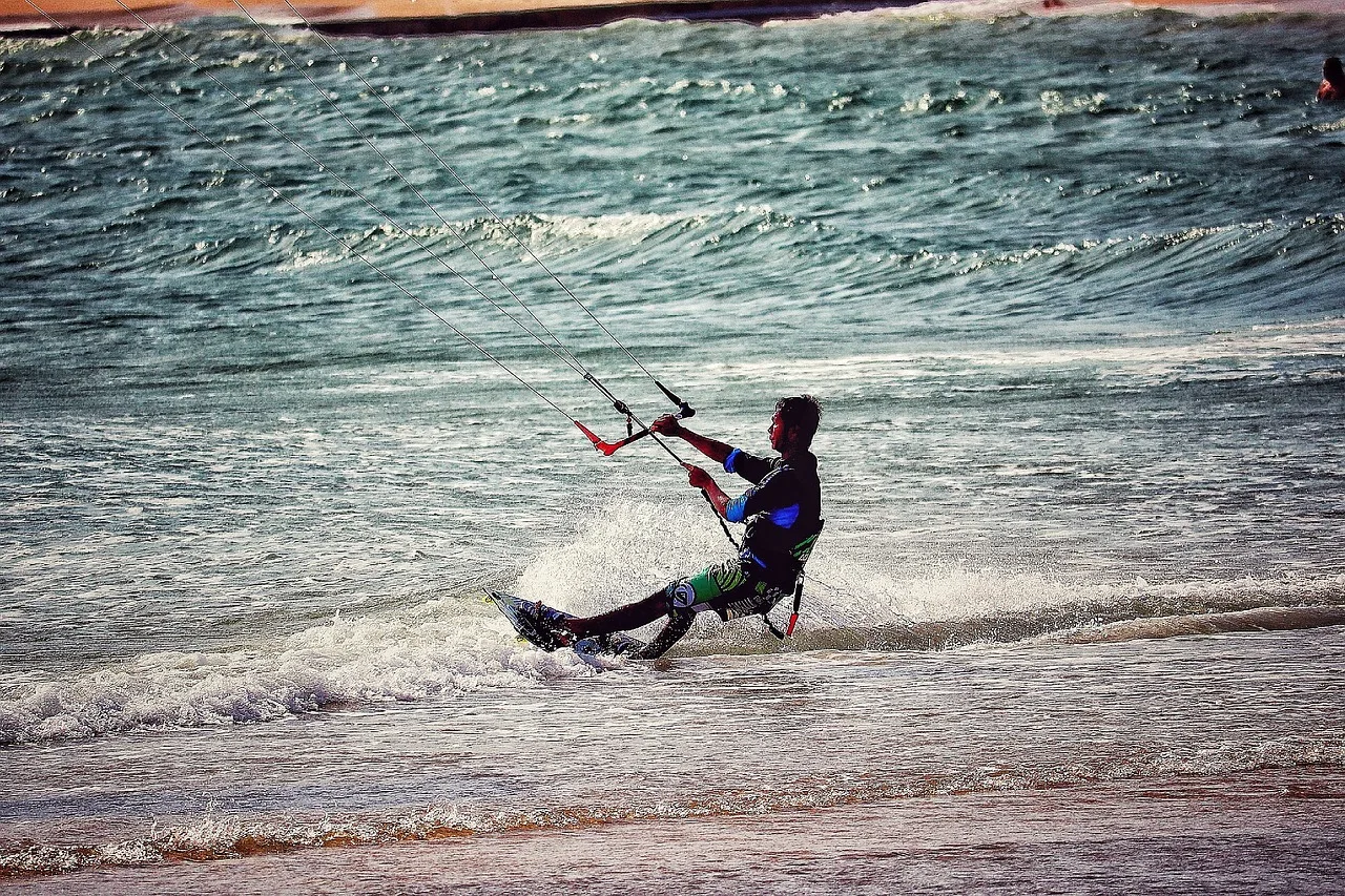 Kitesurfing Vietnam okyanusunda doğa sporu