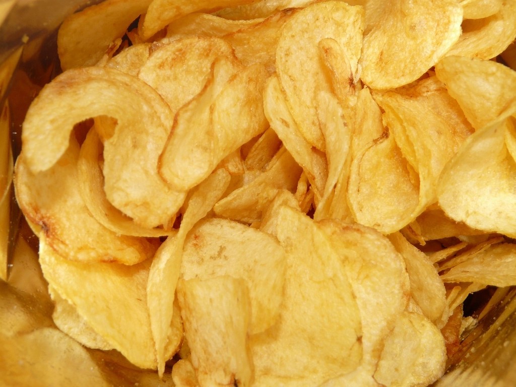 Kıtır Patates Cipsi Kase İçinde: Tuzlu ve Lezzetli Atıştırmalık