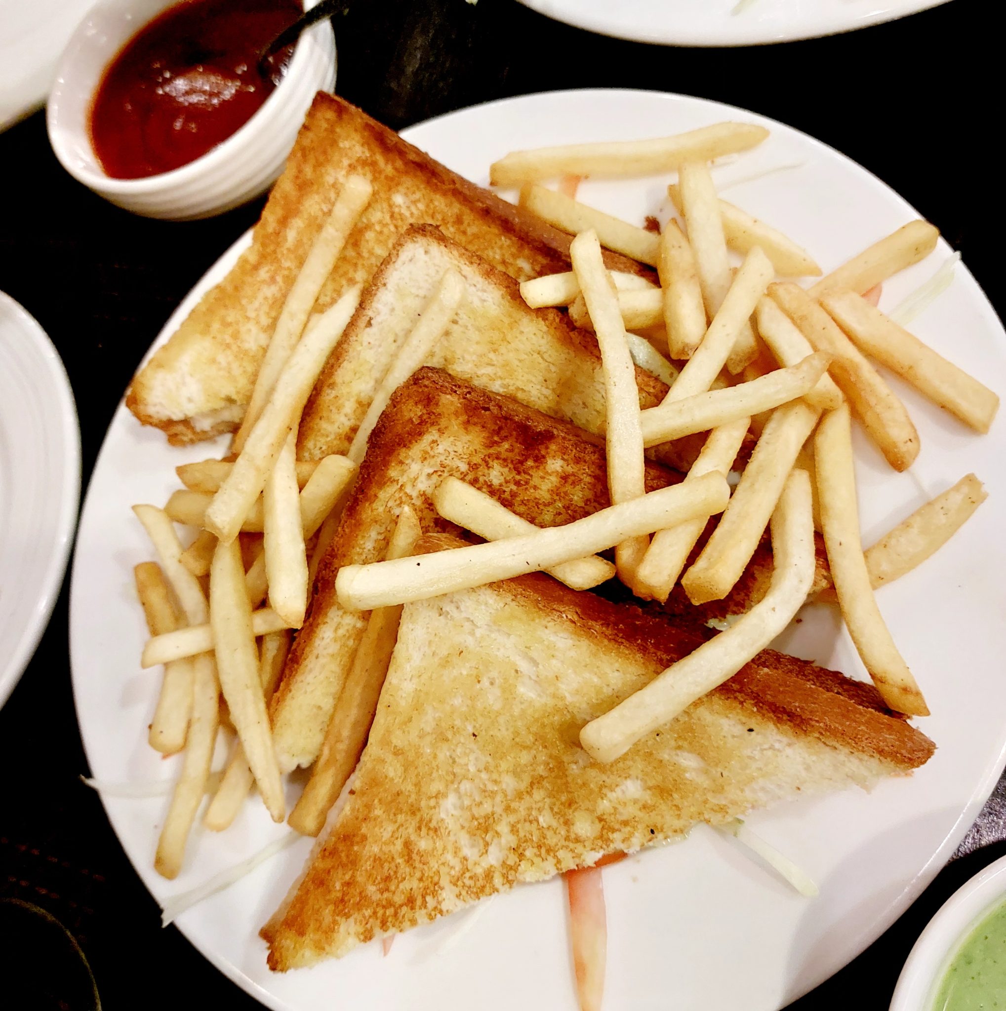 Kıtır Tost Dilimleri ve Altın Sarısı Patates Kızartmasıyla Lezzet Dolu Kahvaltı