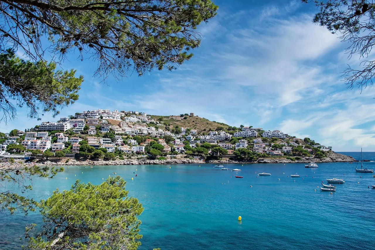 Kıyı şehrinde deniz manzaralı sahil kasabası