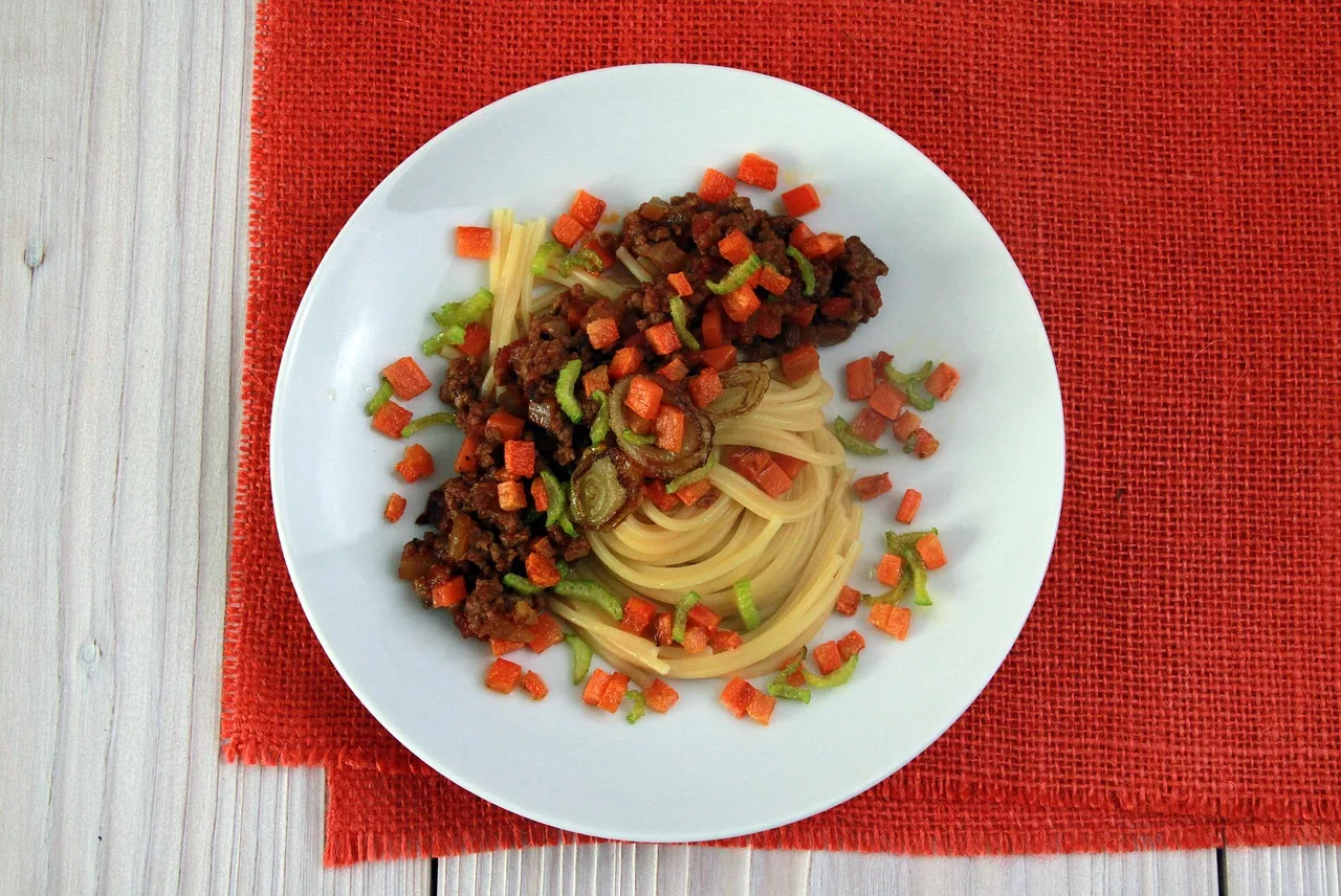 Kıymalı bolonez soslu spagetti makarna yemeği