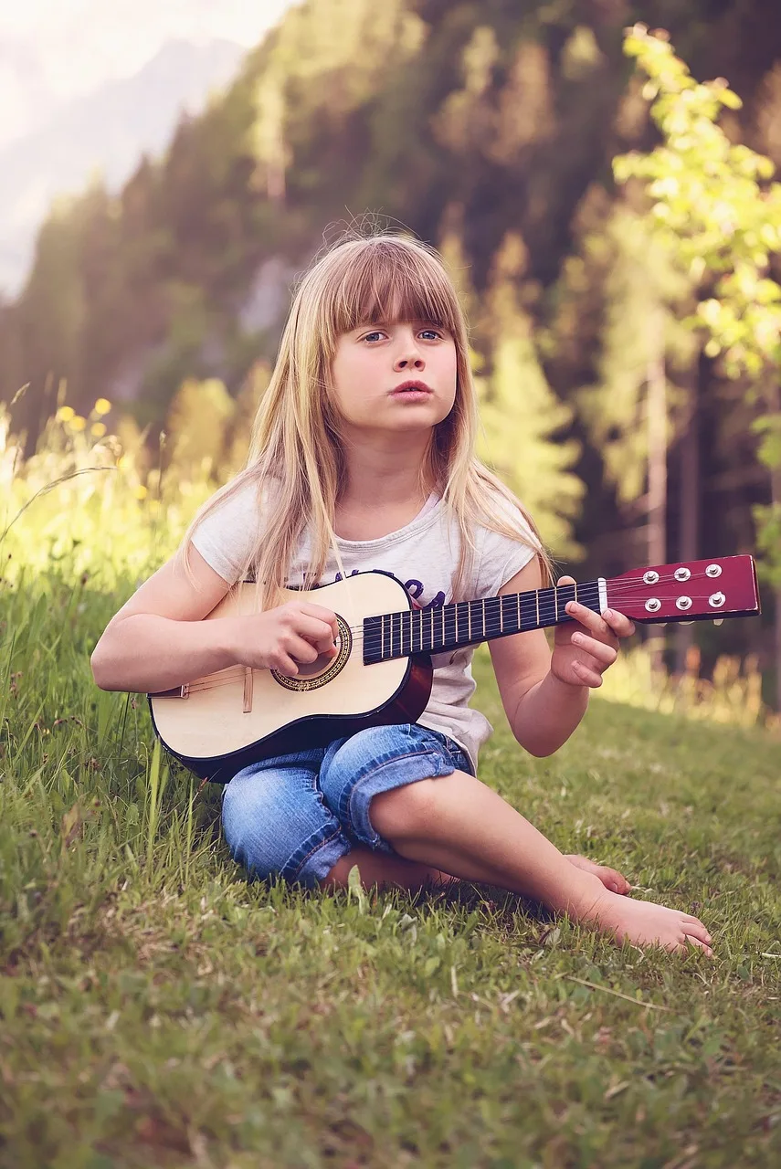 Kız çocuğu doğa içinde gitar çalıyor - portre