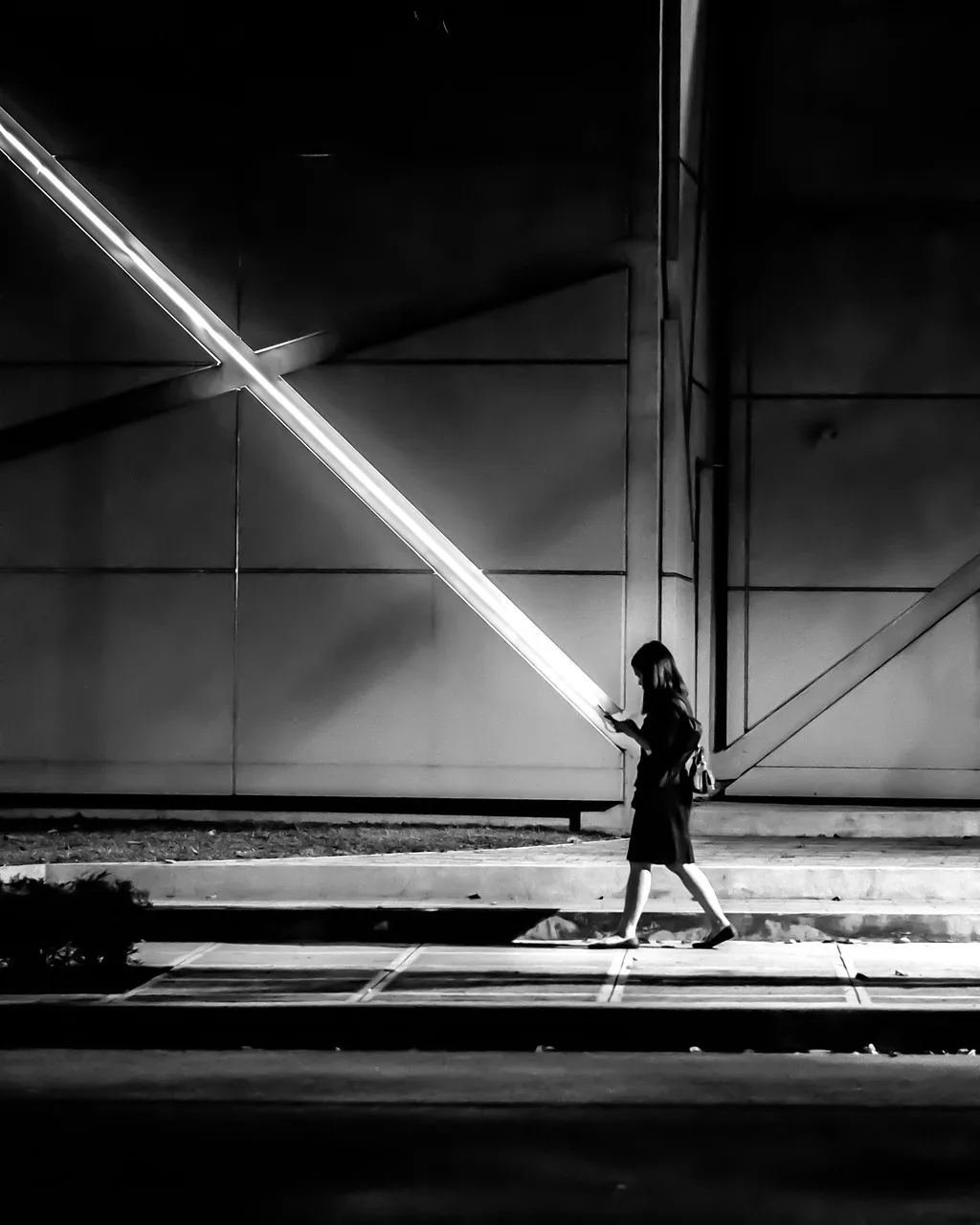 Kız gece sokakta yalnız yürüyüş - mono fotoğraf