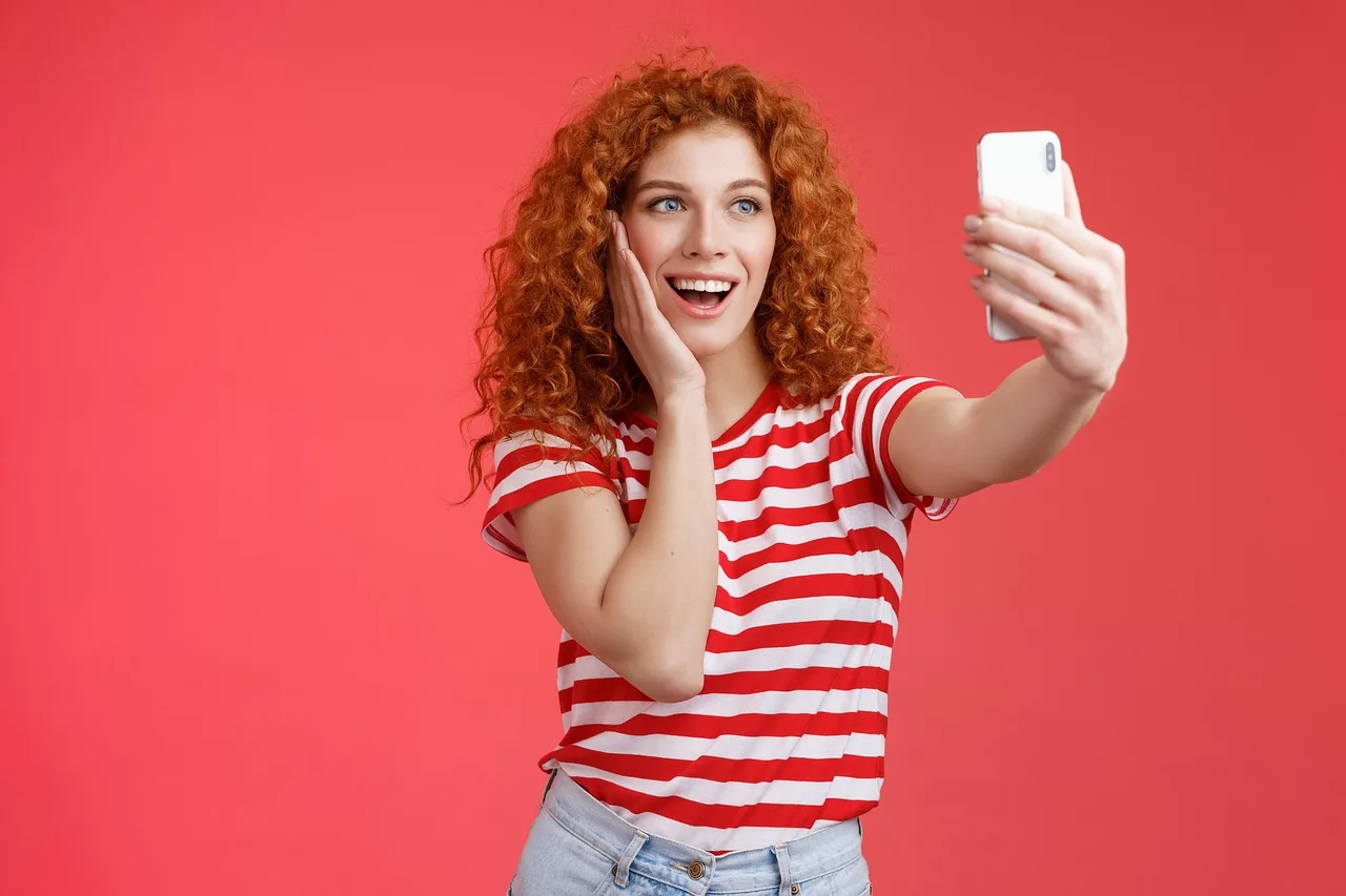 Kız kırmızı saç selfie - genç kadın akıllı telefonla