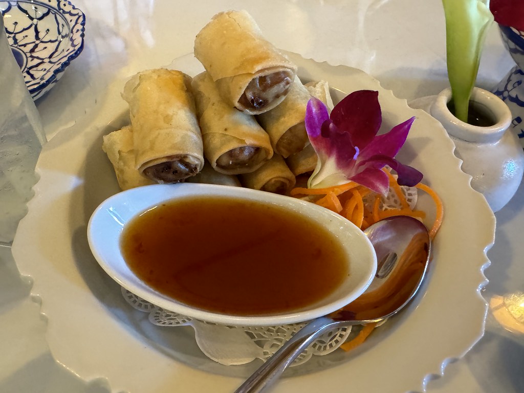 Kızarmış Çin Börekleri, Tatlı Ekşi Sos ve Orkide Süslü Restoran Sunumu