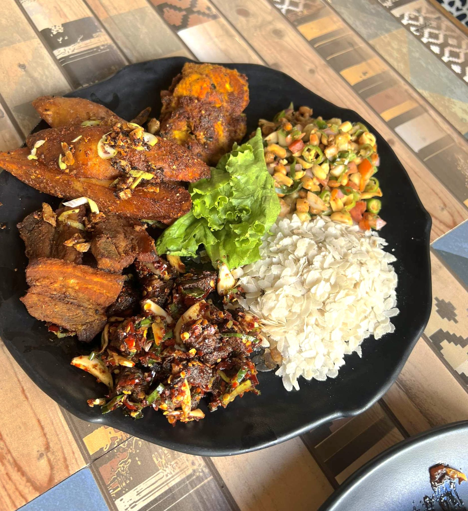 Kızarmış Et Parçaları, Pilav ve Salata ile Yöresel Restoran Sunumu