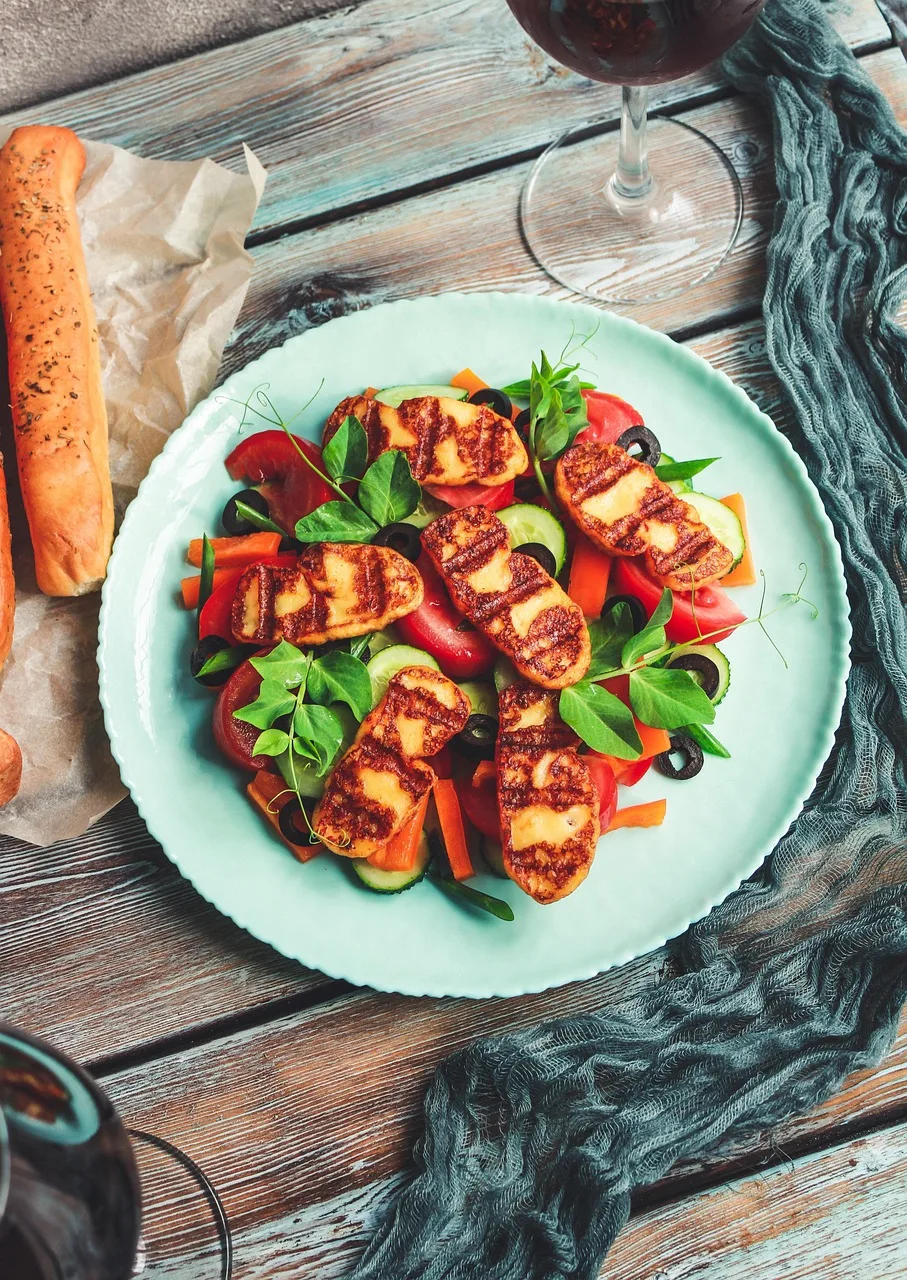Kızarmış hellim peyniri salata yanında - Kıbrıs lezzeti Kızarmış hellim peyniri salata yanında - Kıbrıs lezzeti
